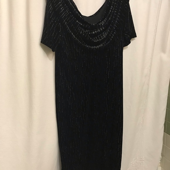 Velvet formal dress - Picture 2 of 4